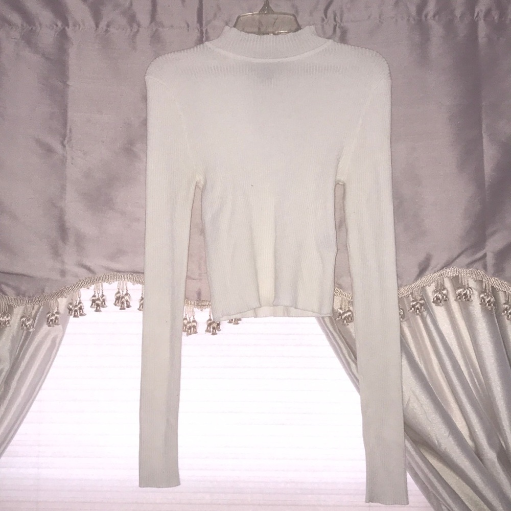 Long sleeved slim fit white tee